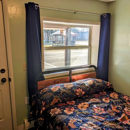Tour Inn Motel Howard City Zewnętrze zdjęcie