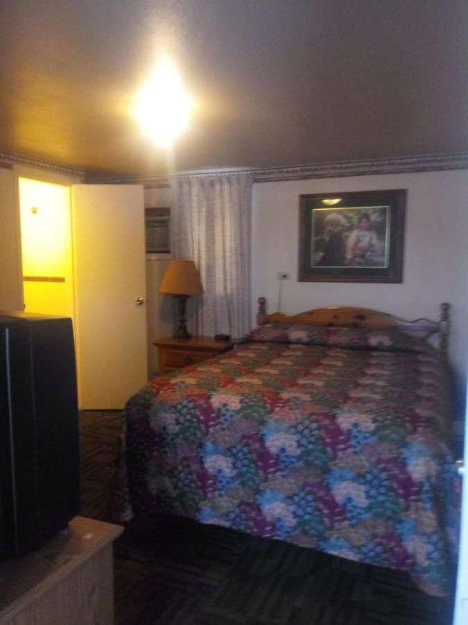 Tour Inn Motel Howard City Zewnętrze zdjęcie