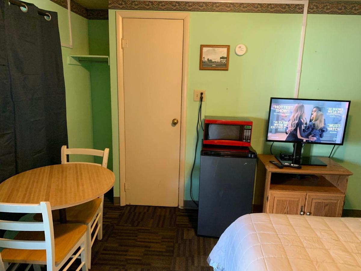 Tour Inn Motel Howard City Zewnętrze zdjęcie