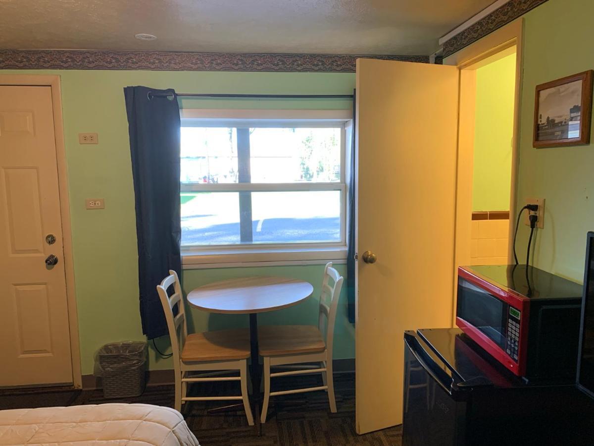 Tour Inn Motel Howard City Zewnętrze zdjęcie