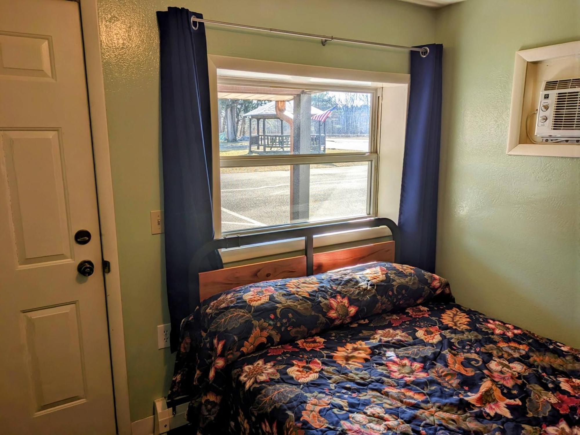 Tour Inn Motel Howard City Zewnętrze zdjęcie